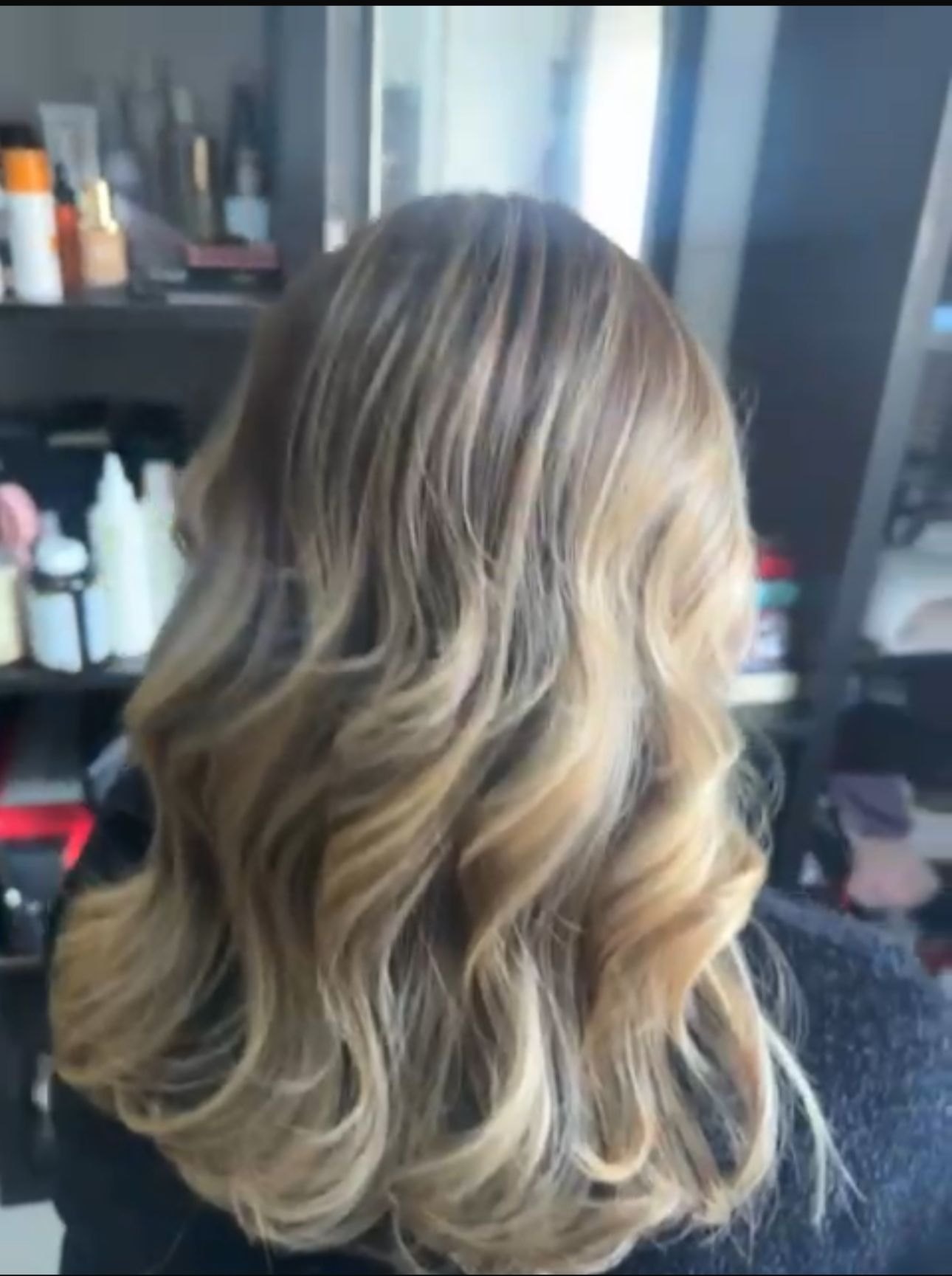 Ondas suaves con mechas rubias — Mia Salón (Cadalso de los Vidrios)