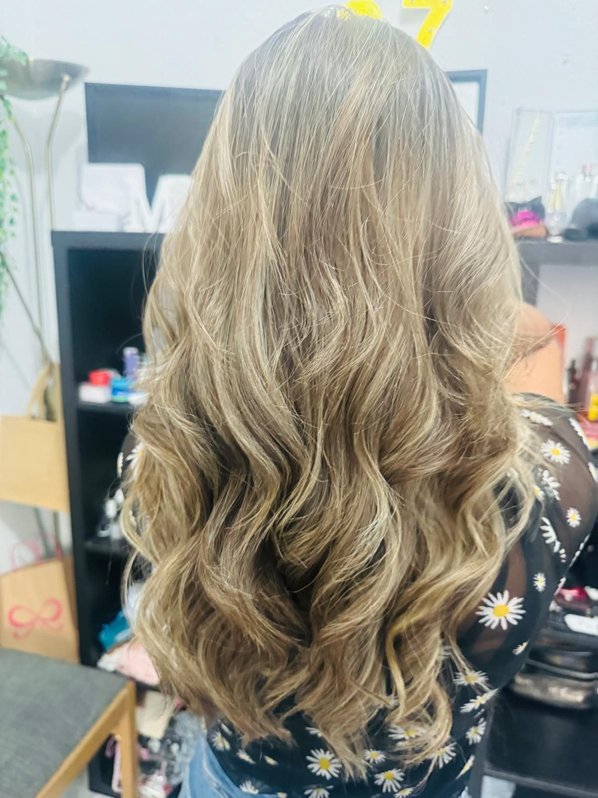 Ondas con mechas frías y volumen natural — Mia Salón